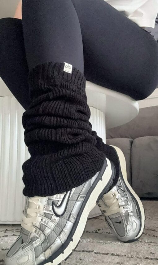 Calentadores de Pierna ALO – Ribbed Leg Warmers en Tejido Negro