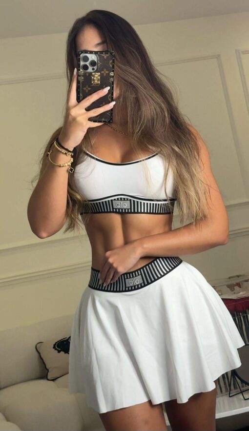 ALO – Set Deportivo Blanco con Falda | Elegancia Deportiva