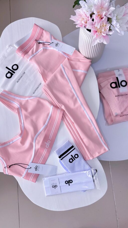 Conjunto Rosa Alo Yoga con Detalles Blancos